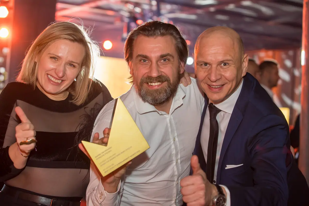 Laureaci świętują ze statuetką