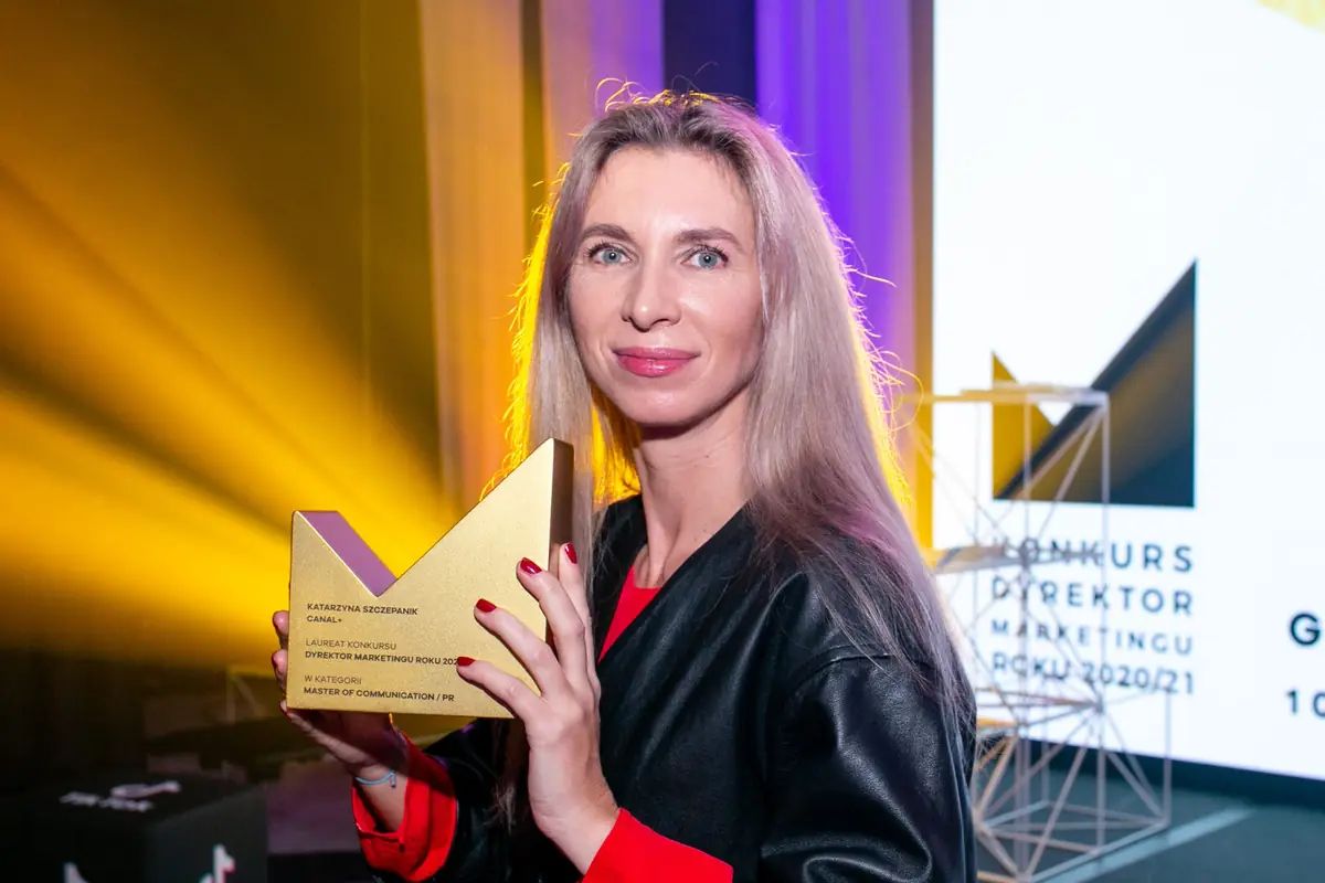 Laureatka ze statuetką na scenie