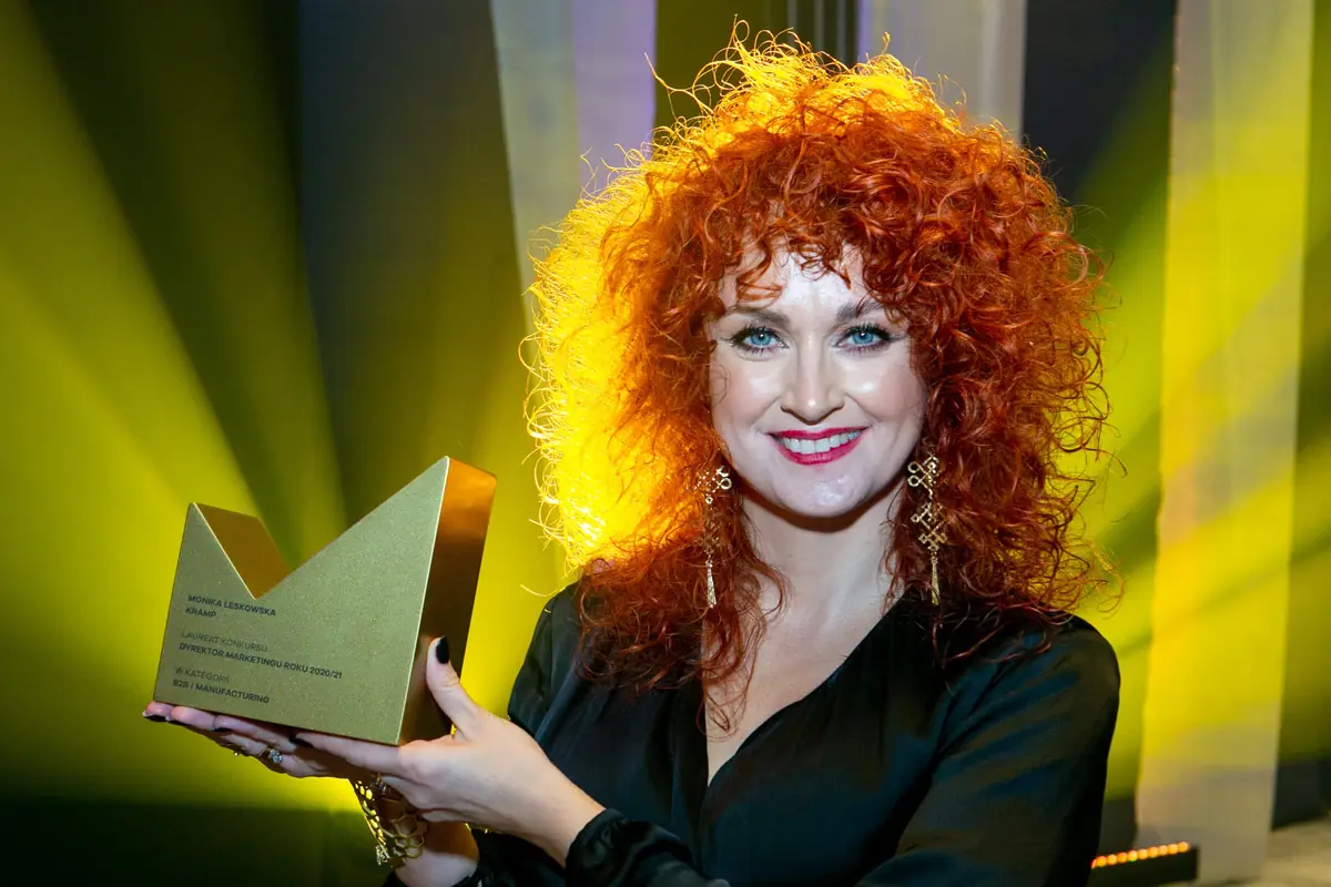 Laureatka unosi statuetkę w złotym świetle